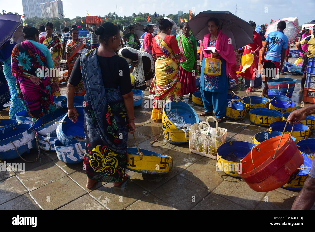 Mumbai, Indien. 5. September 2017. Koli Angeln Gemeinschaft Mann und Frauen an versova Fischmarkt in Mumbai. Stockfoto