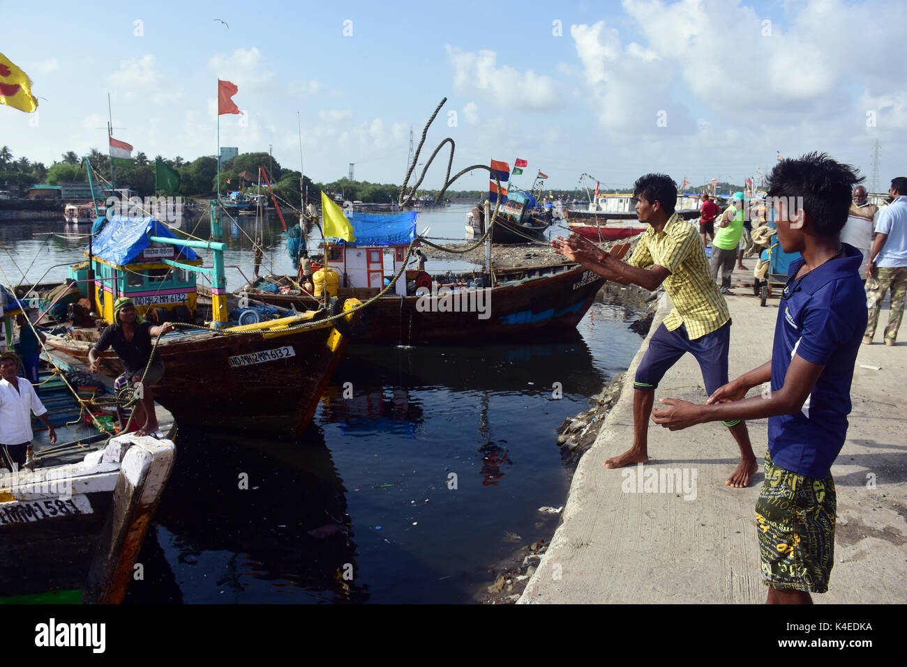 Mumbai, Indien. 5. September 2017. Koli Angeln Gemeinschaft Mann und Frauen an versova Fischmarkt in Mumbai. Stockfoto