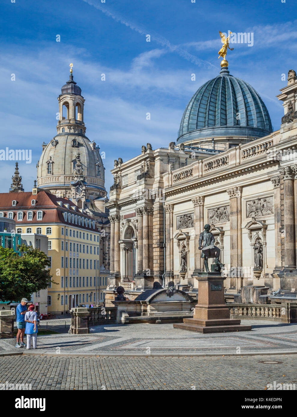 Deutschland, Sachsen, Dresden, Brühlsche Terrasse, Dresden Hochschule für Bildende Künste mit dem unverwechselbaren Glaskuppel, die den Spitznamen "Zitronenpresse" mit einem goldenen Stockfoto