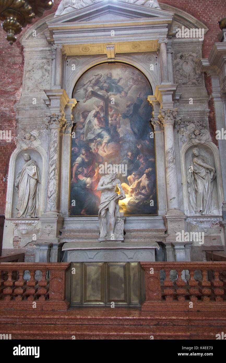 Venedig Veneto Italien. Innenraum der Santa Maria Gloriosa dei Frari, San Giuseppe da Copertino Altar. Gemälde von Giuseppe Nogari, Statuen von San Girolamo Stockfoto