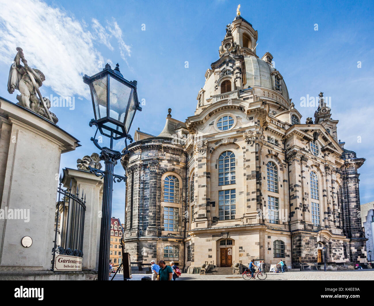Deutschland, Sachsen, Dresden, Neumarkt, mit Blick auf die imposanten Sandstein Kuppel der Dresdner Frauenkirche Stockfoto