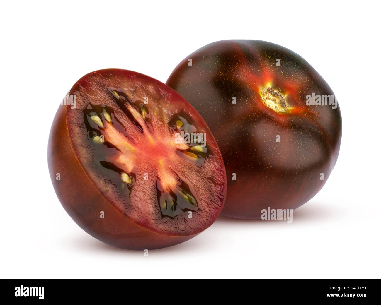 Schwarze kumato Tomaten auf weißem Hintergrund Stockfoto