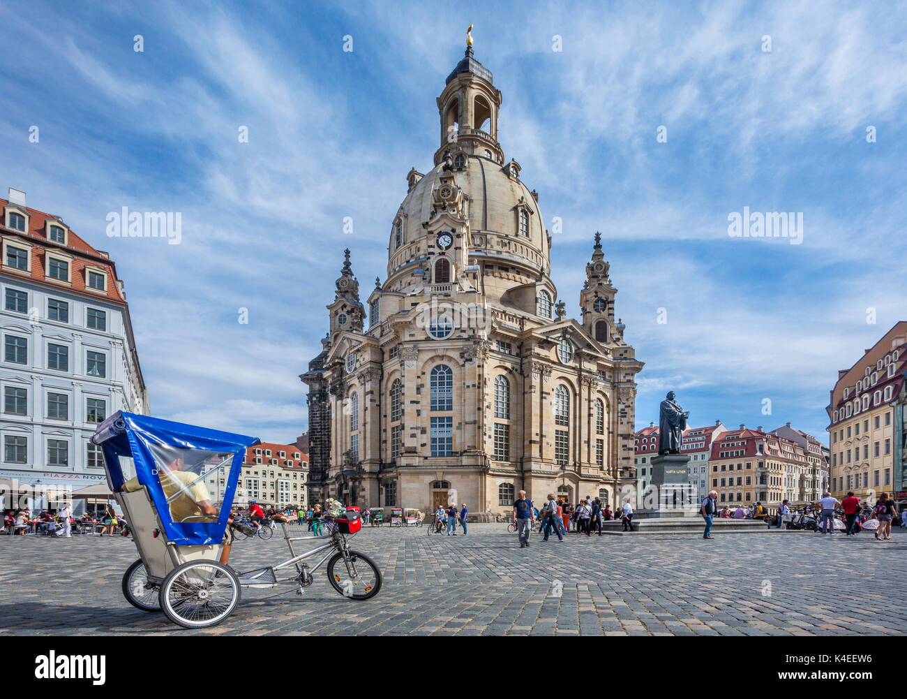 Deutschland, Sachsen, Dresden, Neumarkt mit Blick auf die Martin Luther Denkmal und die wieder aufgebaute Dresdner Frauenkirche Stockfoto
