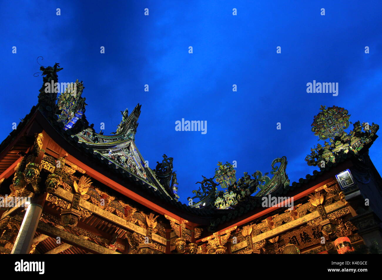 Surreale chinesische Dach vor dem Hintergrund der herrlichen blauen Himmel. Stockfoto