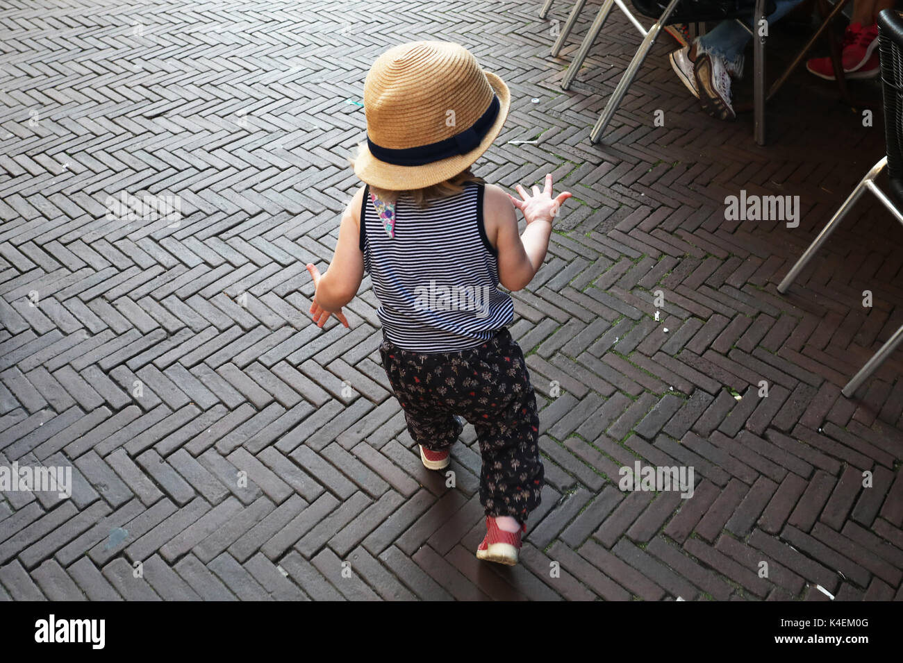 Kleines Mädchen in Amsterdam, Nederland Stockfoto