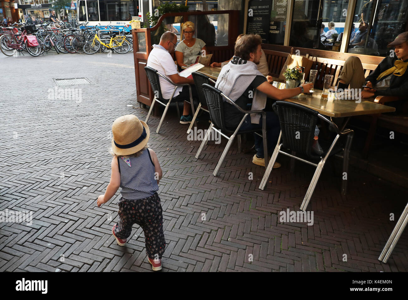 Kleines Mädchen in Amsterdam, Nederland Stockfoto