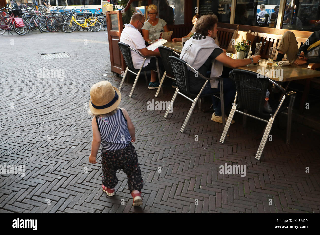 Kleines Mädchen in Amsterdam, Nederland Stockfoto