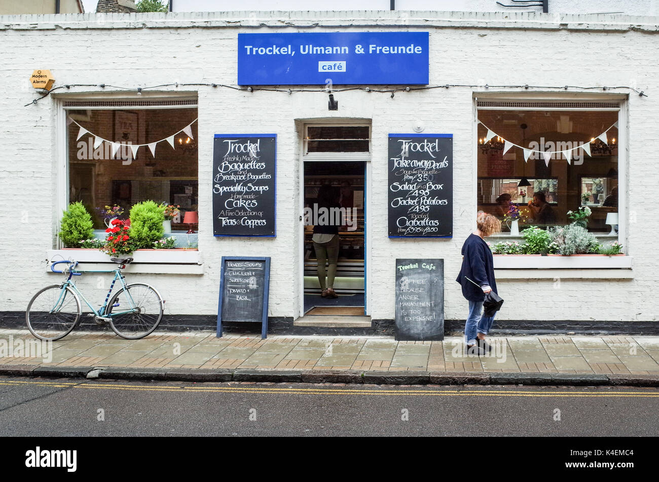 Cambridge Cafe - Trockel, Ulmann & Freunde cafe in Pembroke Street Cambridge - eine beliebte Europäische thematische Cafe in der Altstadt von Cambridge Großbritannien Stockfoto
