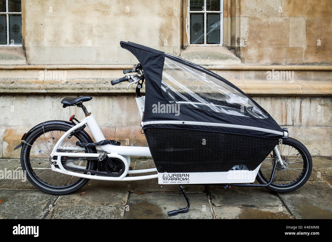 Cargo Bike - Eine optimierte Urban Pfeil Elektrische unterstützen Cargo Bike im Zentrum von Cambridge Großbritannien geparkt Stockfoto