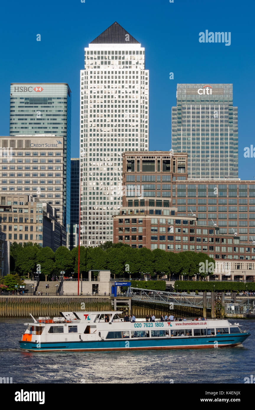 Blick über die Themse in Richtung Canary Wharf Financial District in London, England, Vereinigtes Königreich, Großbritannien Stockfoto