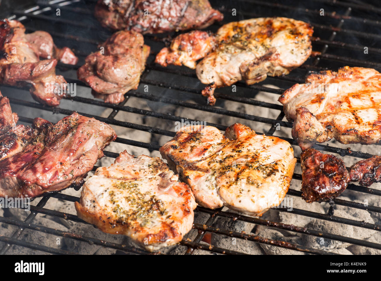 Erfahrene Schweinekoteletts und Lamm Steak kochen auf dem Holzkohle Grill  Stockfotografie - Alamy