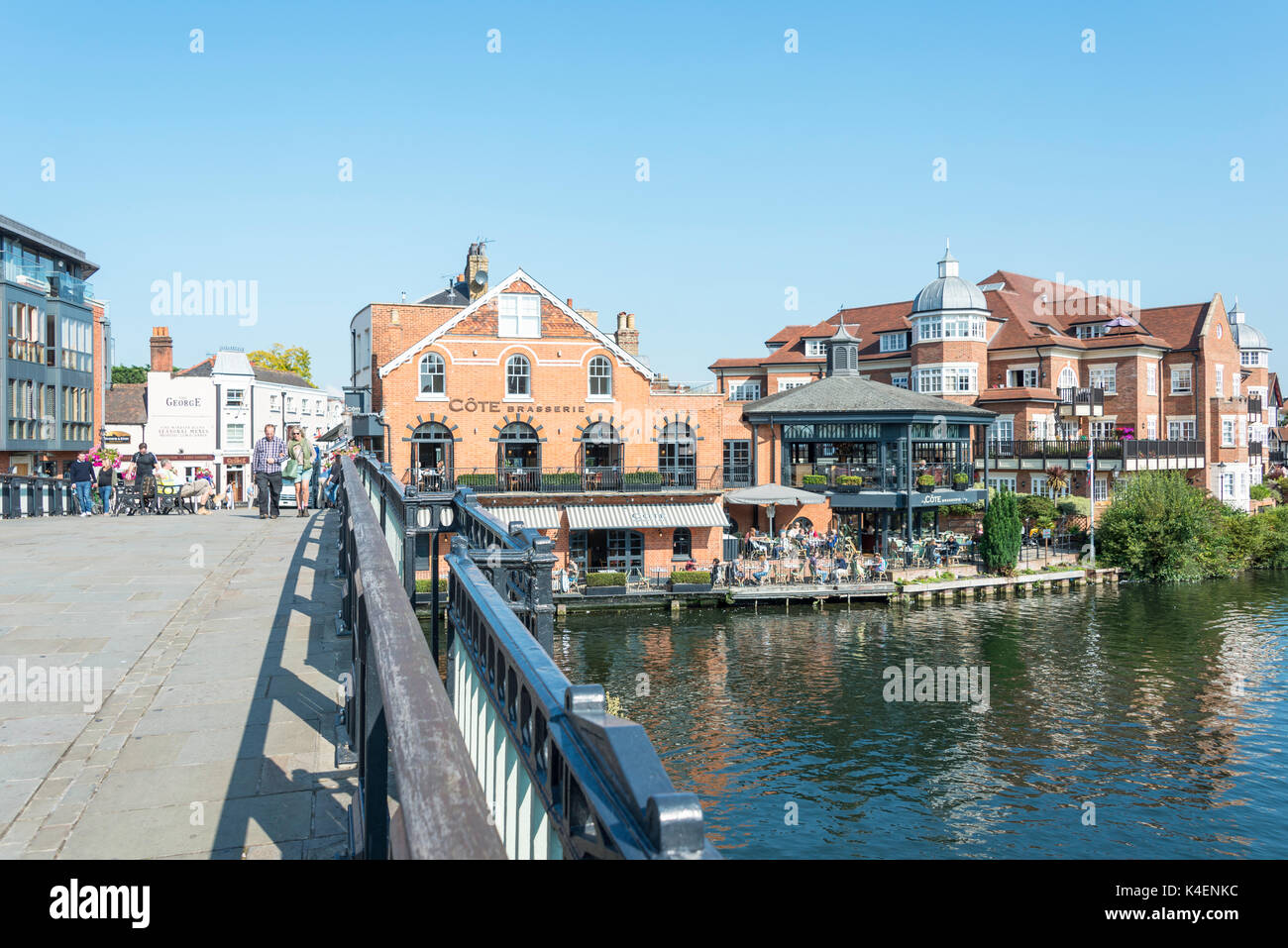 Blick auf die Cote Brasserie und Eton Riverside von Windsor Bridge, Windsor, Berkshire, England, Vereinigtes Königreich Stockfoto