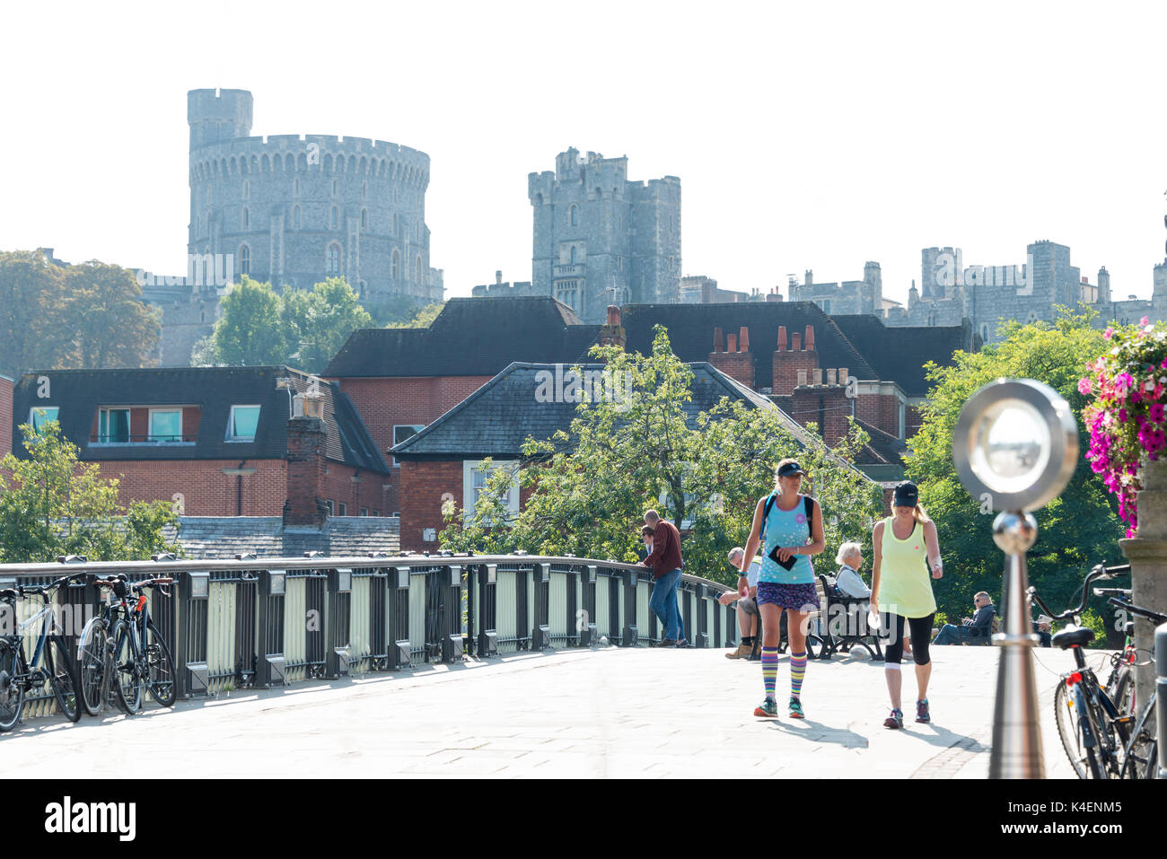 Blick auf Windsor Brücke, Schloss Windsor, Windsor, Berkshire, England, Vereinigtes Königreich Stockfoto