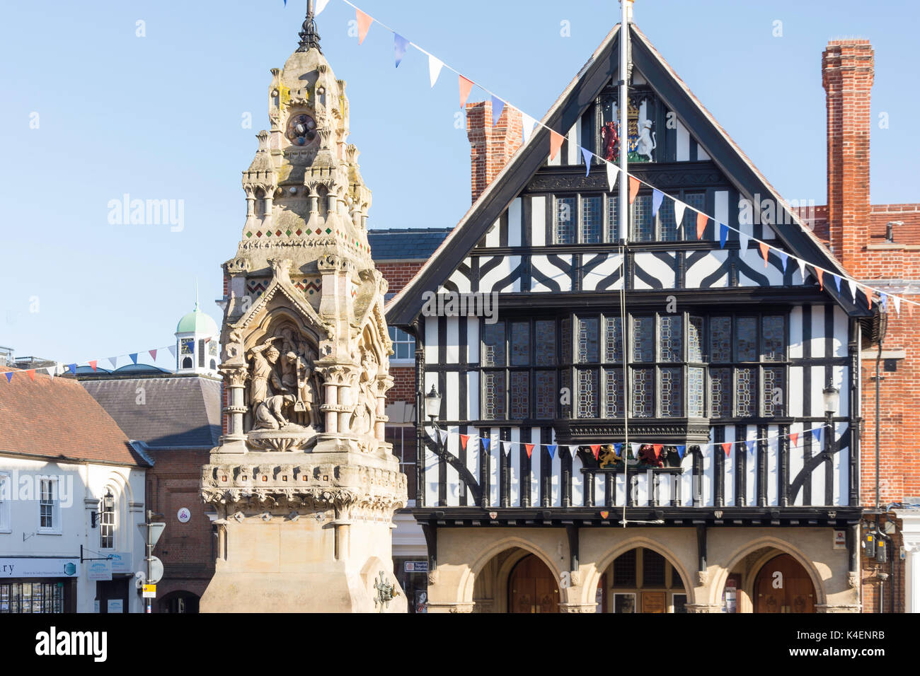 Altes Rathaus und Brunnen, Marktplatz, Saffron Walden, Essex, England, Vereinigtes Königreich Stockfoto
