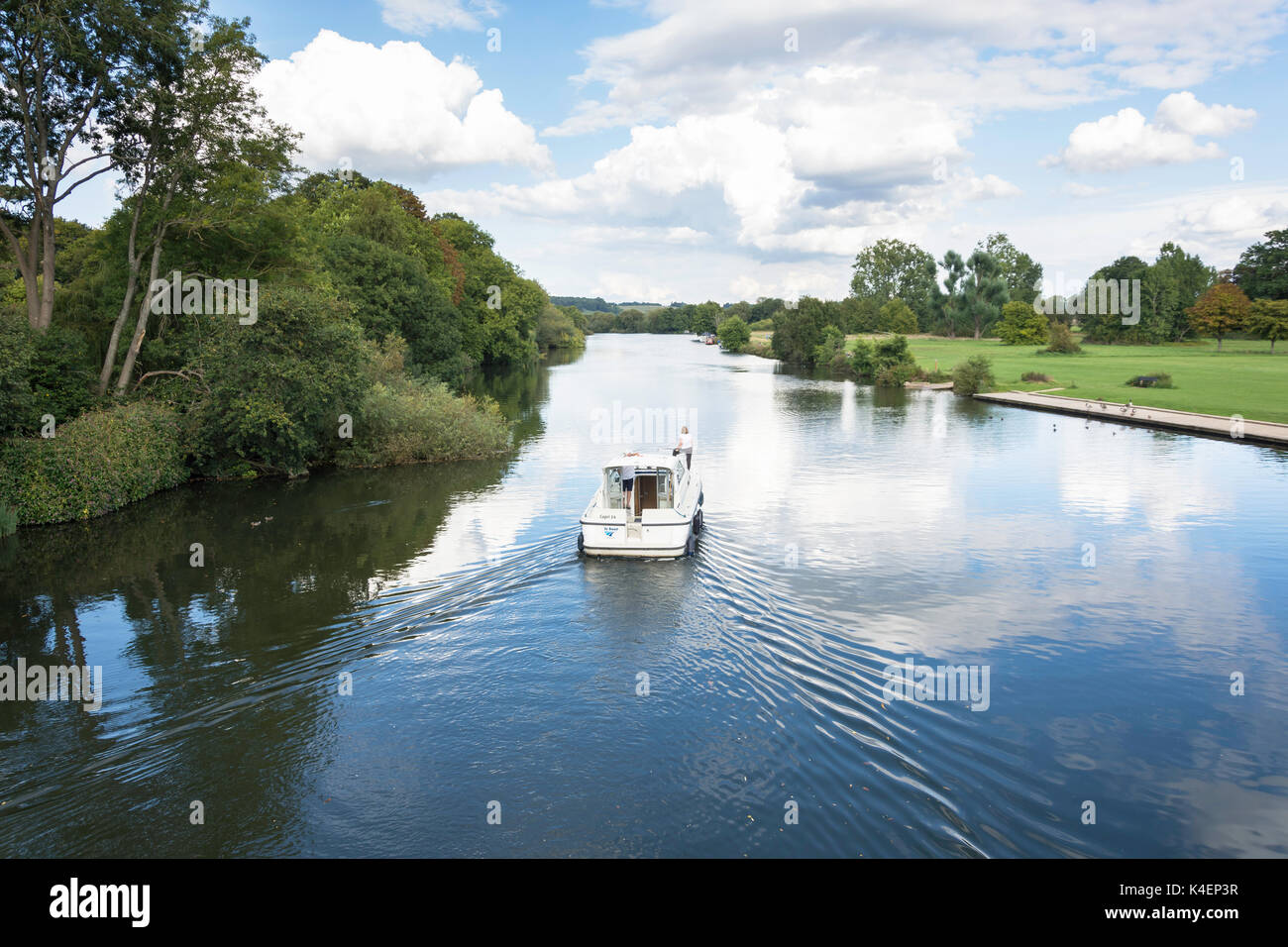 Bootsfahrt auf der Themse in Reading, Berkshire, England, Vereinigtes Königreich Stockfoto