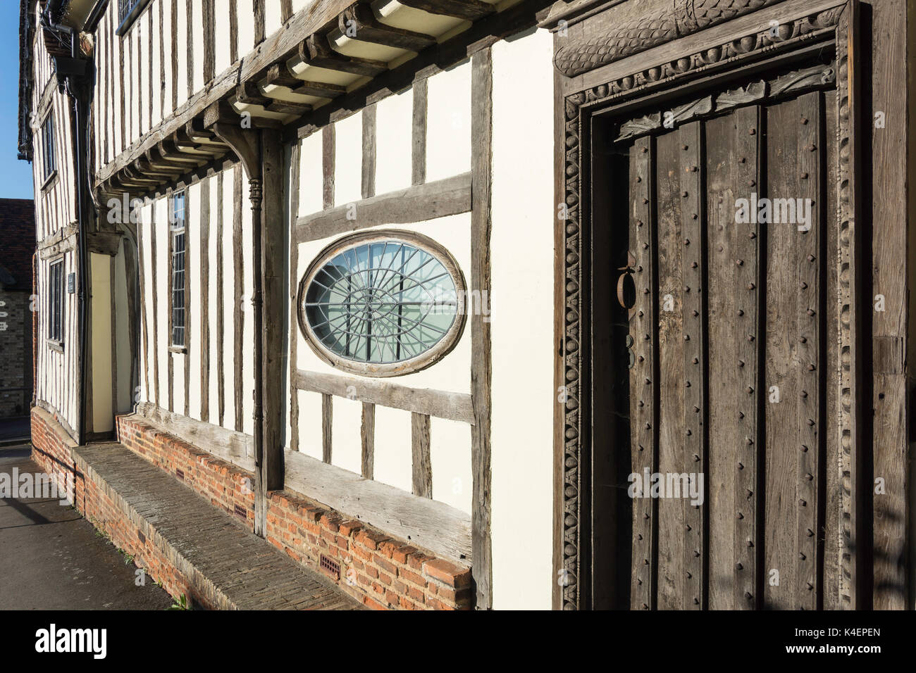 Holz - Fassade des Tudor Gebäude an der Ecke des Hoch- und Schloss Straßen, Saffron Walden, Essex, England, Vereinigtes Königreich gerahmt Stockfoto