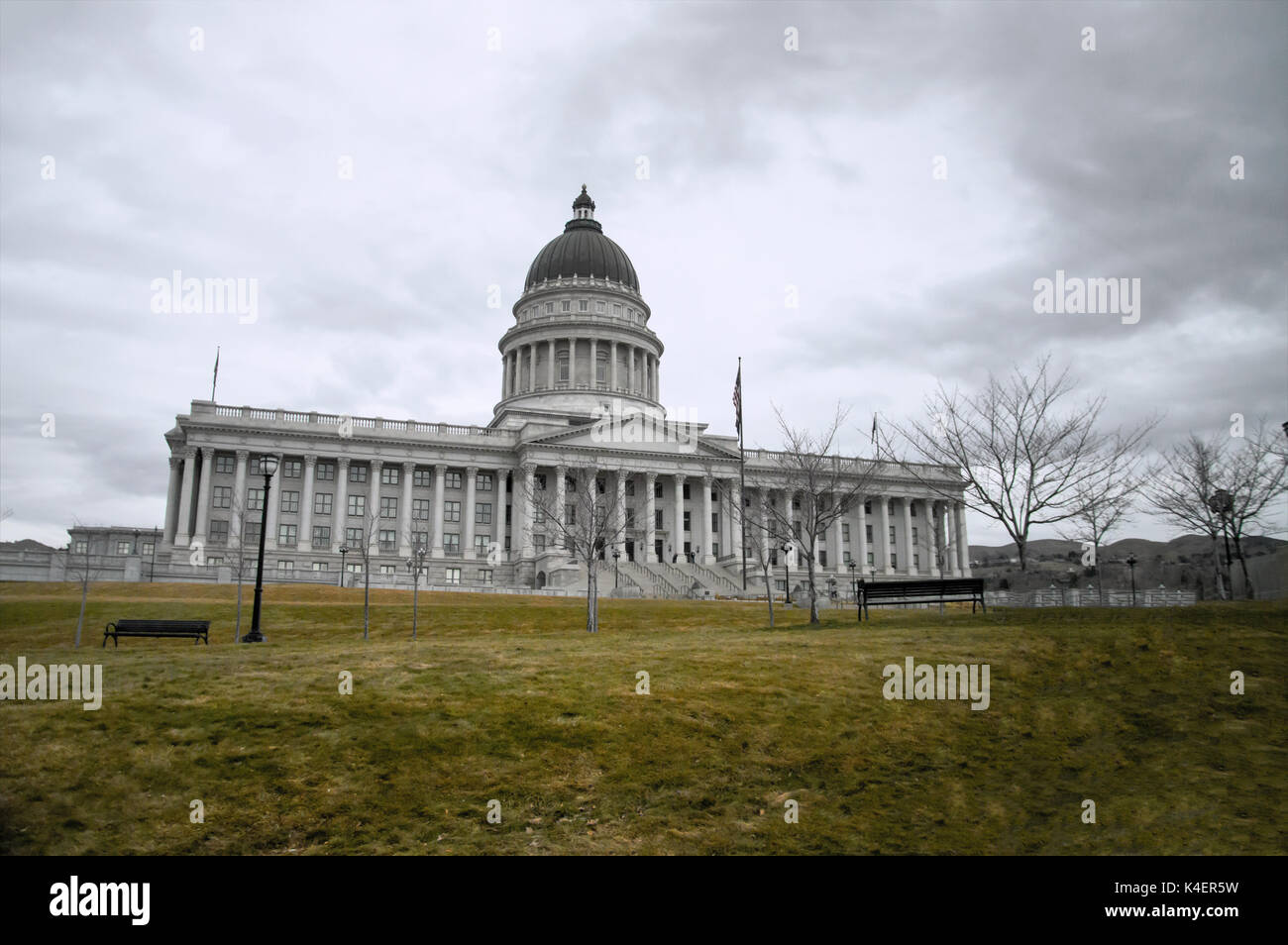 Die Vorderseite der Utah State Capitol Building in einem Winkel von der Erde. Stockfoto