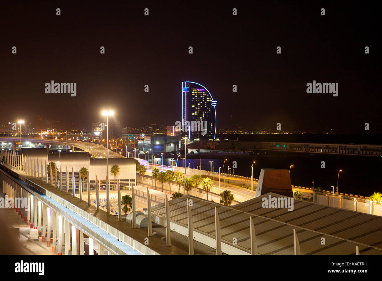 Hotel W Barcelona die markante Segel wie Struktur neben Barcelona Strand bei Nacht, die Hauptstadt und größte Stadt Kataloniens, in Spanien Stockfoto