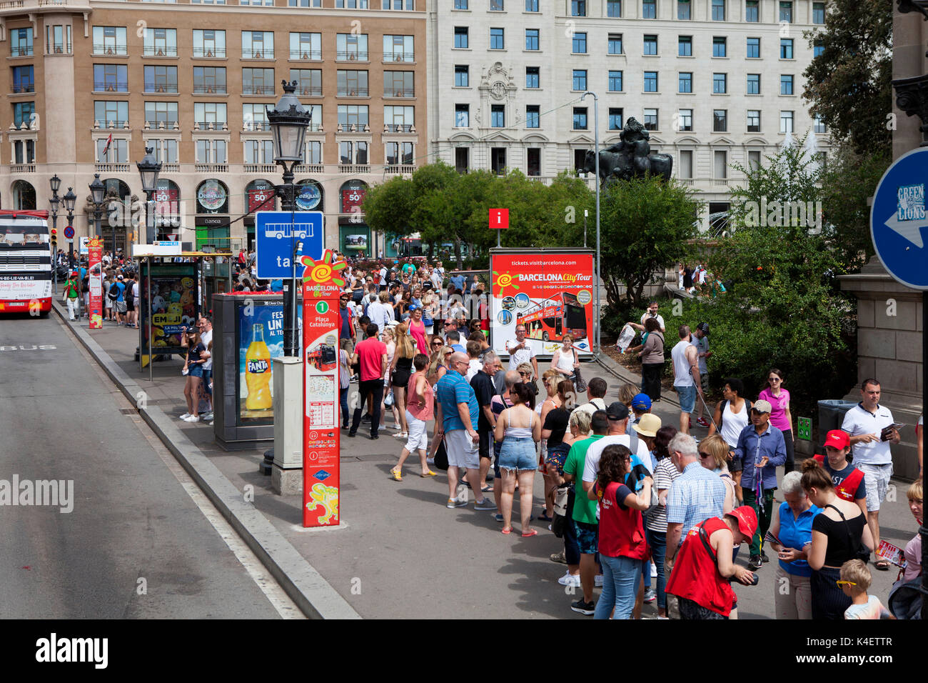 Plaça de Catalunya in Barcelona die Hauptstadt und größte Stadt Kataloniens, in Spanien, und die zweitgrößte Gemeinde Stockfoto