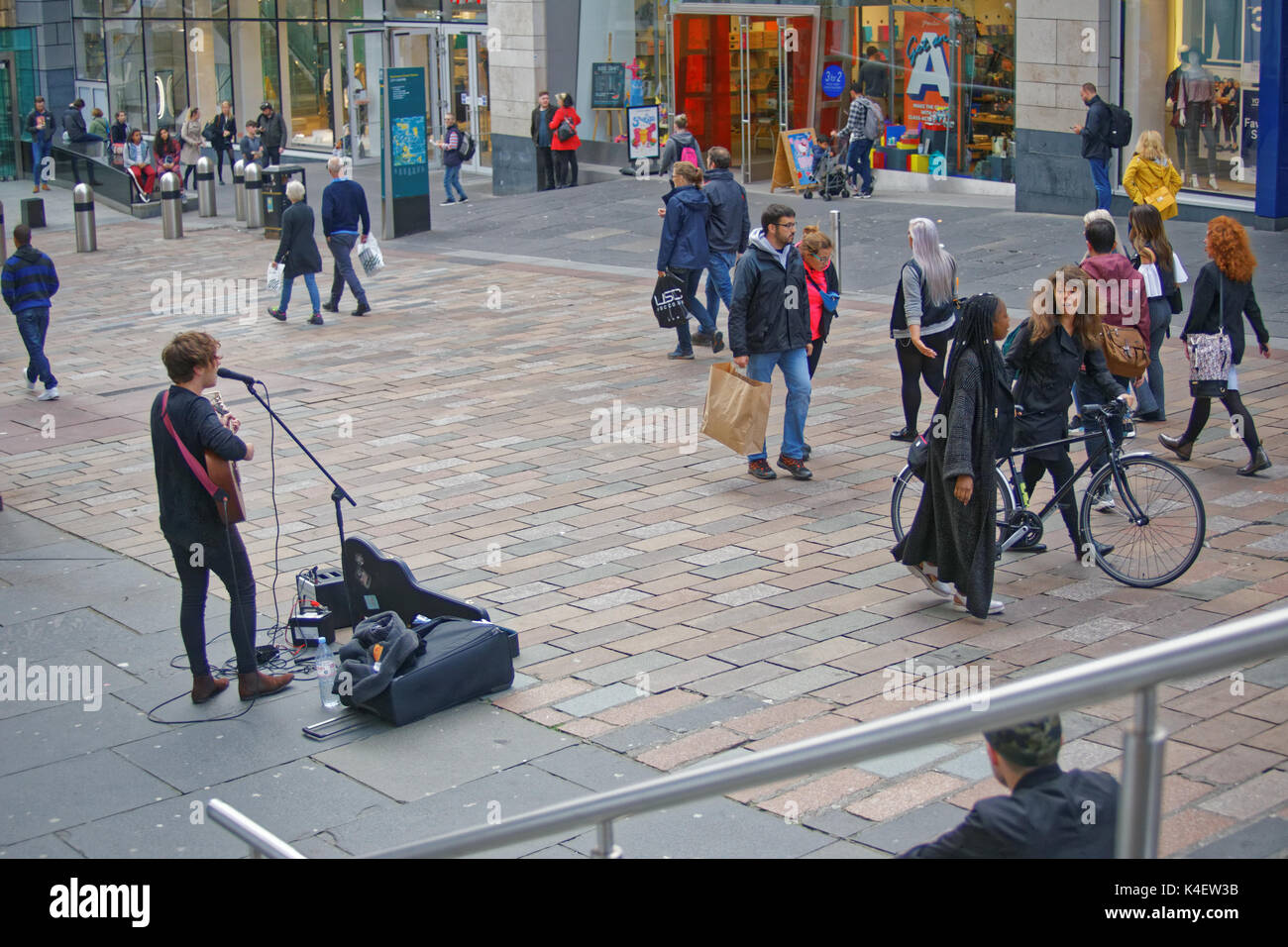 Glasgow street scene Musiker Gaukler auf der Buchanan Street Stockfoto
