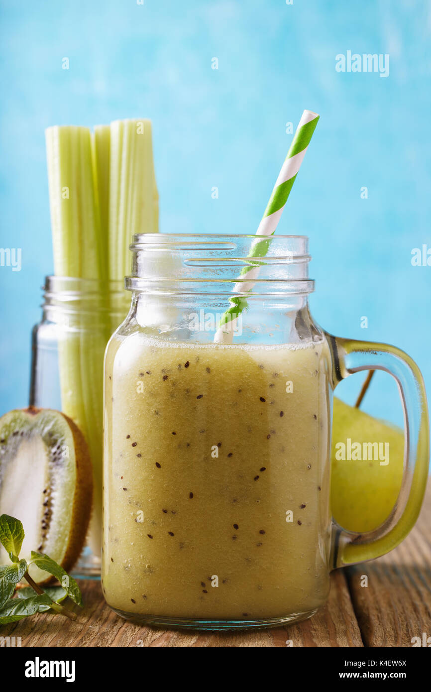 Frisch Smoothies aus Äpfel, Kiwi, Sellerie vorbereitet, close-up Stockfoto