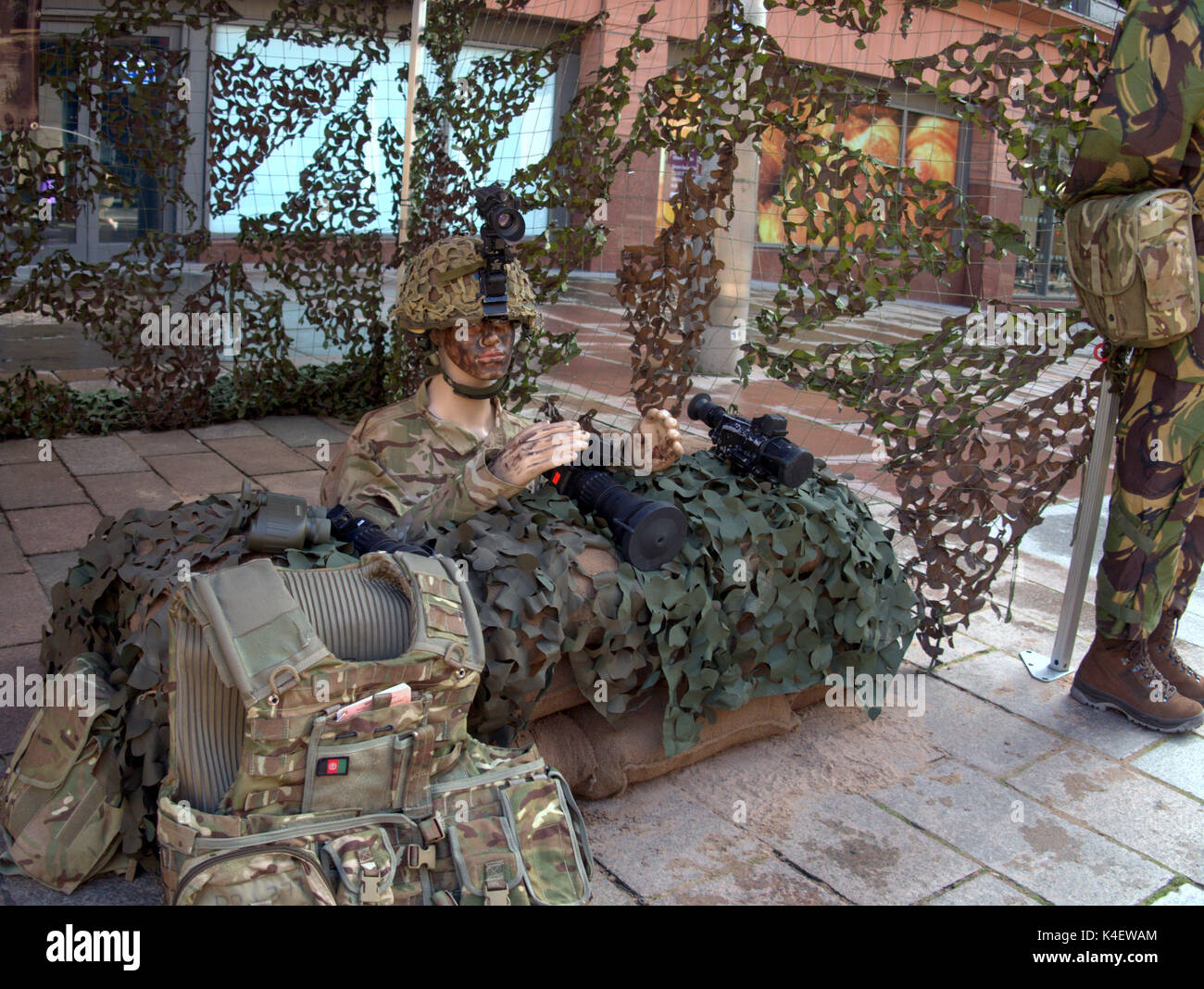 Armee Rekrutierung dummy mit Helm Kamera cam street Anzeige replizieren Bekämpfung Rolle Stockfoto