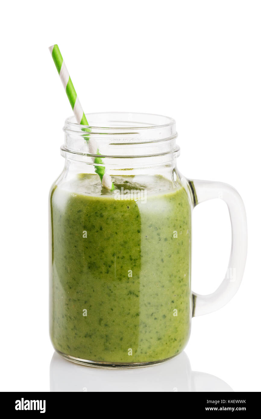 Smoothies von Avocado, Banane, Zitrus- und Spinatblättern isoliert auf weißem Hintergrund Stockfoto