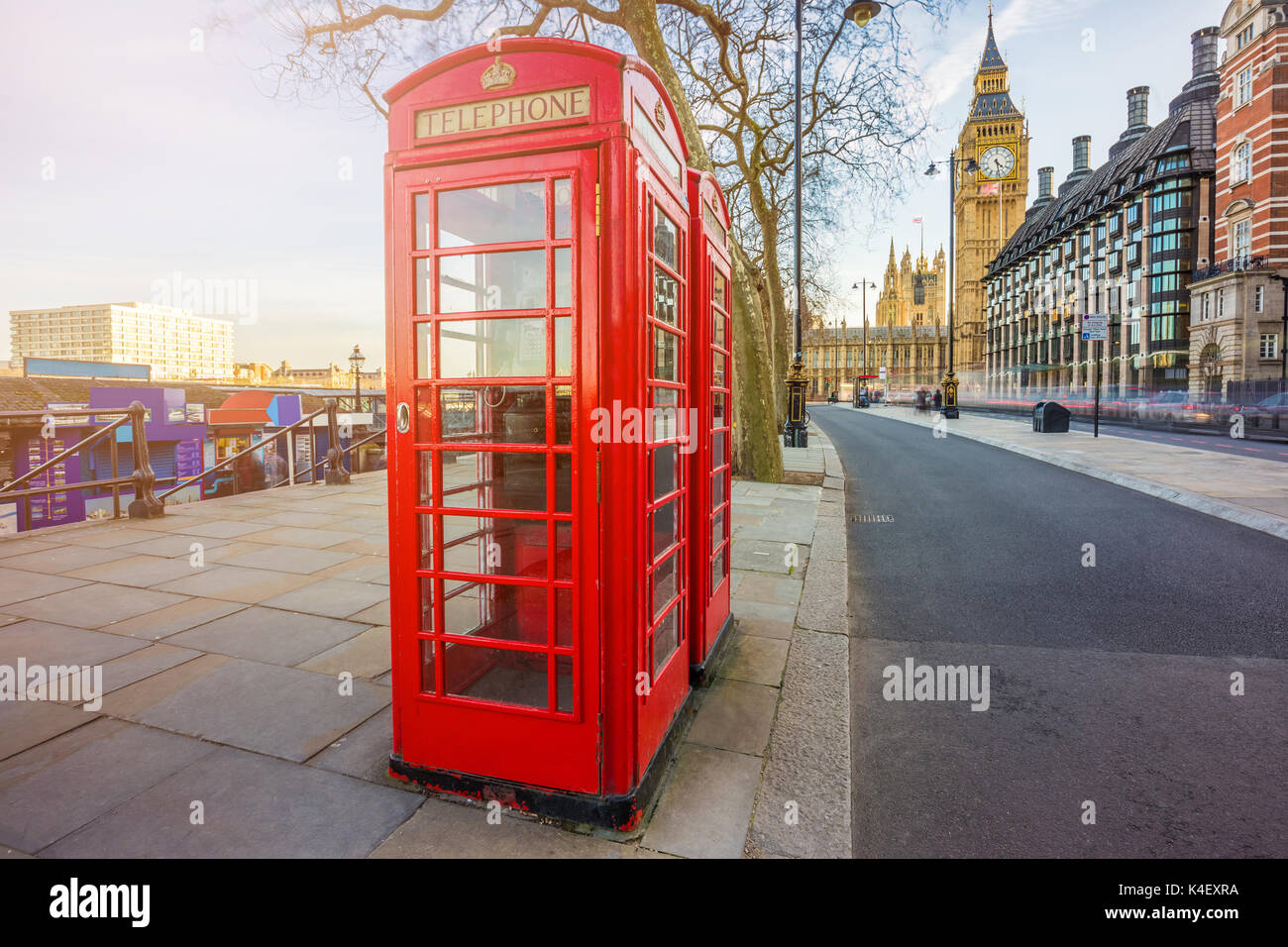 London, England - Traditionelle britische rote Telefonbox am Victoria Embankment mit Big Ben im Hintergrund Stockfoto