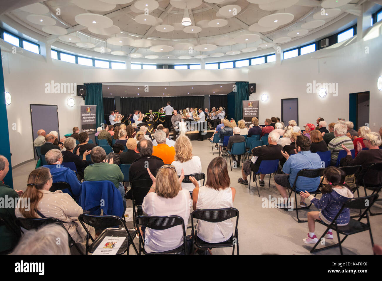 Messing, Band, Performance, Animation, at, neuer, renoviert, Musikpavillon, Aberystwyth, Wales, Universität, in der Cardigan Bay, Ceredigion, Mitte, West, Wales, Großbritannien, Großbritannien, Stockfoto