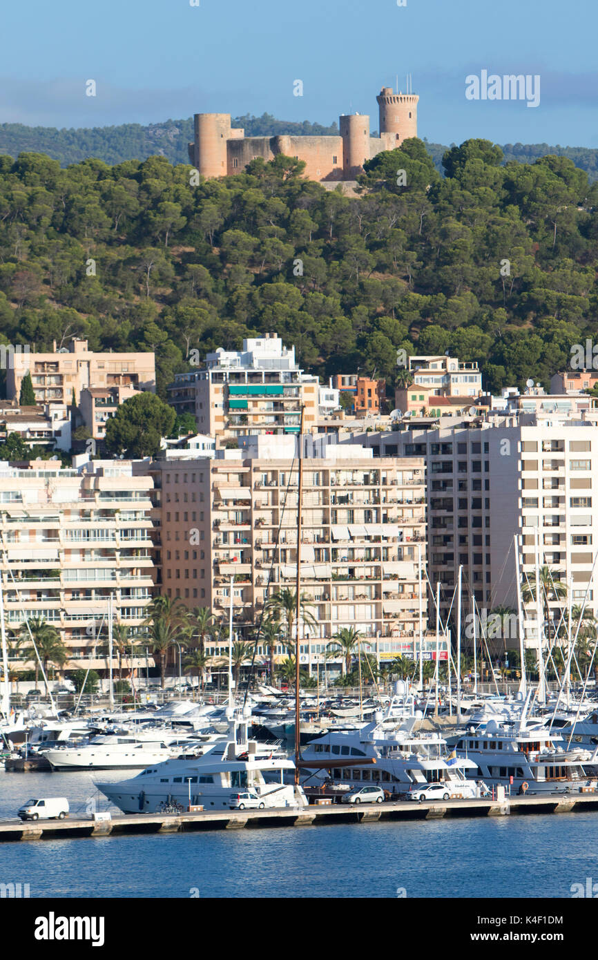 Das Schloss Bellver von der Bucht von Palma de Mallorca auf den Balearen in Spanien gesehen an der Südküste von Mallorca im Sommer Stockfoto