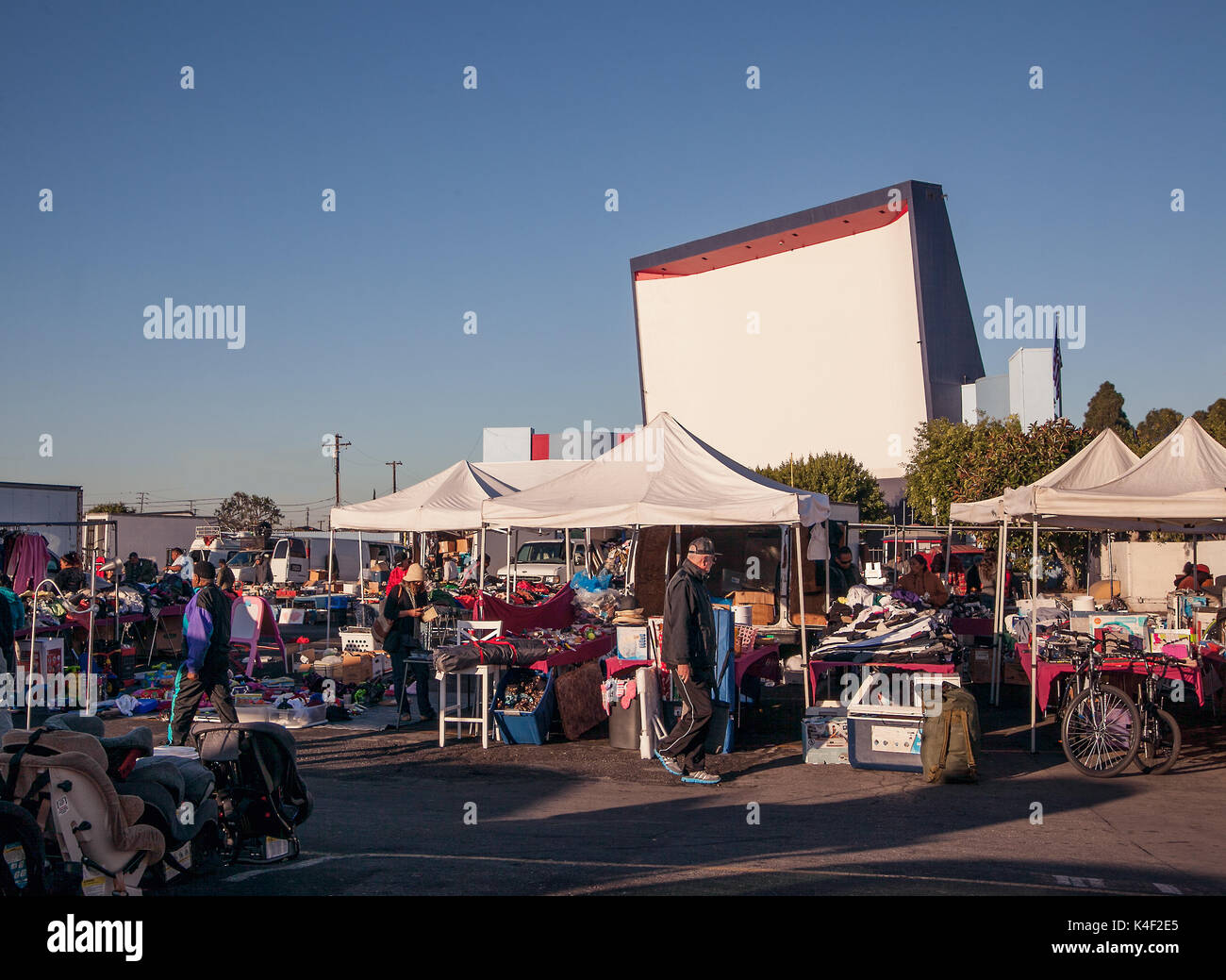Viele alte Drive-in-Theater haben jetzt beome sehr beliebten Tauschbörsen für Antiquitäten, Sammlerstücke und gute alte Schnäppchen zu suchen. Stockfoto