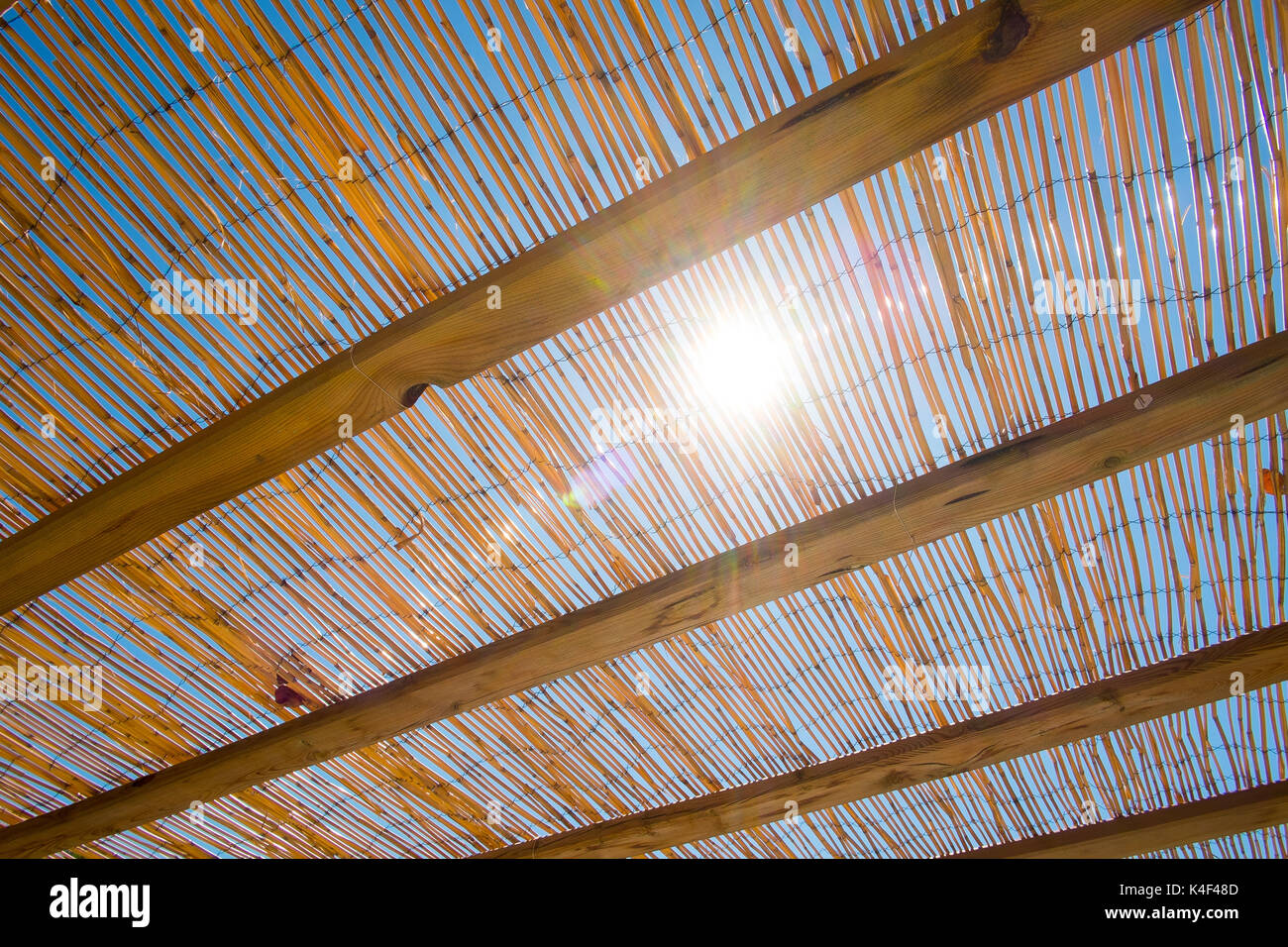 Die Sonne scheint ber eine Bambus Pergola im Garten in Sd frankreich  Stockfotografie - Alamy