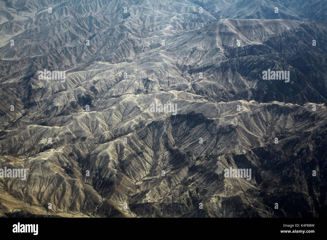 Erodiert Hügel und trockenen Flussbetten in der Wüste südlich von Ica, Peru, Südamerika - Antenne Stockfoto