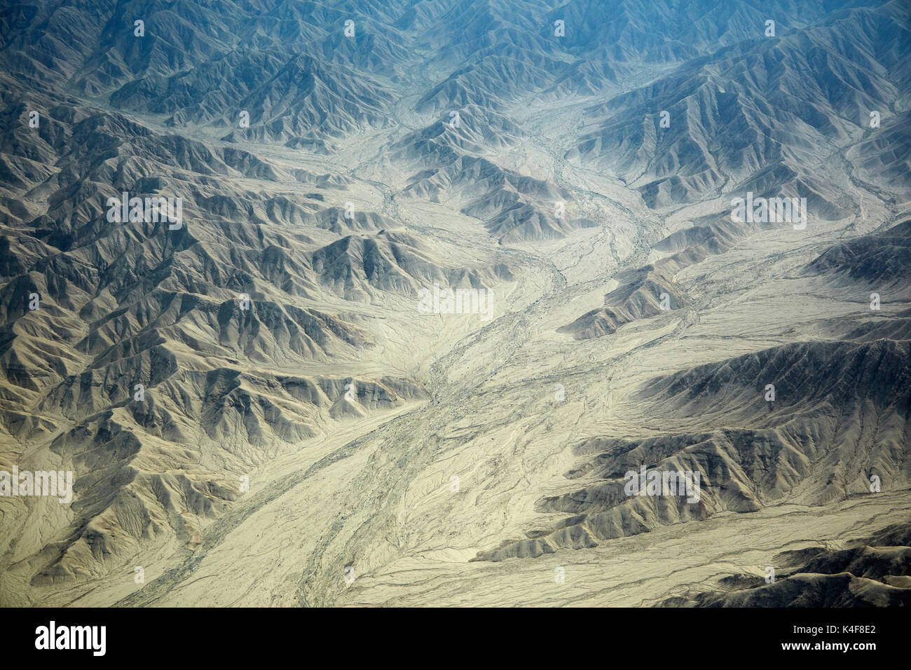 Erodiert Hügel und trockenen Flussbetten in der Wüste südlich von Ica, Peru, Südamerika - Antenne Stockfoto