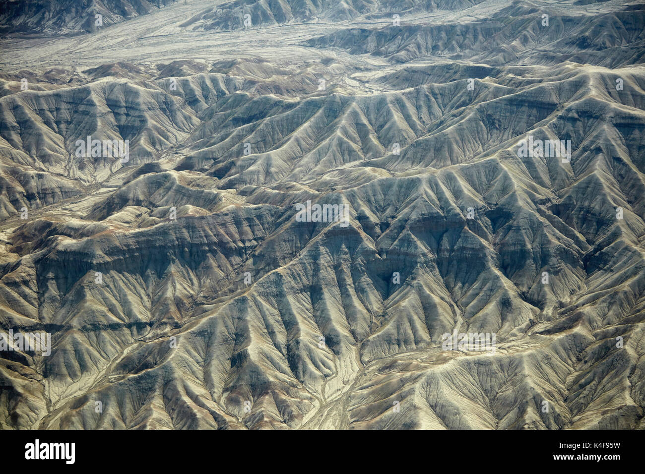 Erodiert Hügel und trockenen Flussbetten in der Wüste südlich von Ica, Peru, Südamerika - Antenne Stockfoto