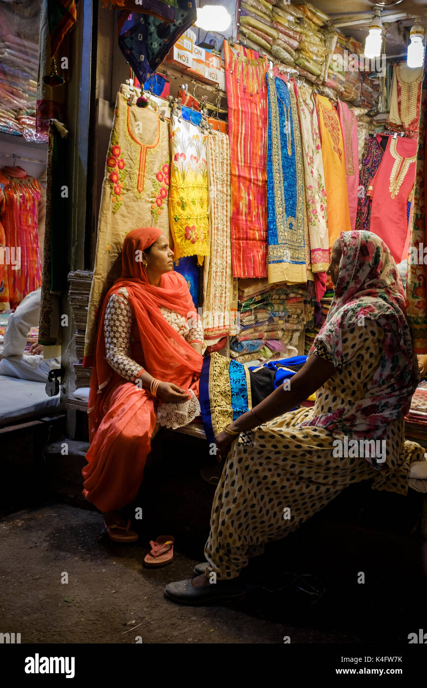 NEW DELHI, INDIEN - ca. Oktober 2016: Frauen Shopping für Saris in den Markt von Delhi Chandni Chowk in Old Delhi. Stockfoto