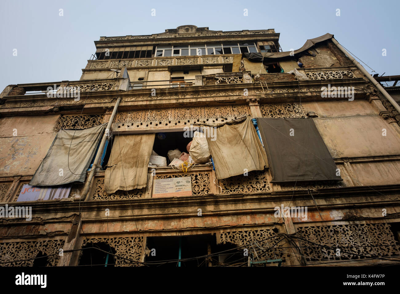 NEW DELHI, INDIEN - ca. Oktober 2016: Typische Fassade in Chandni Chowck Delhi. Stockfoto