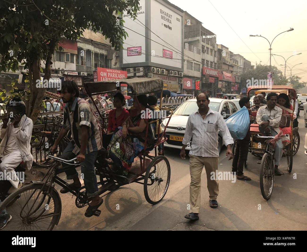 NEW DELHI, INDIEN - ca. Oktober 2016: Straße rund um das Spice Market und die Chandni Chowk in Old Delhi. Stockfoto