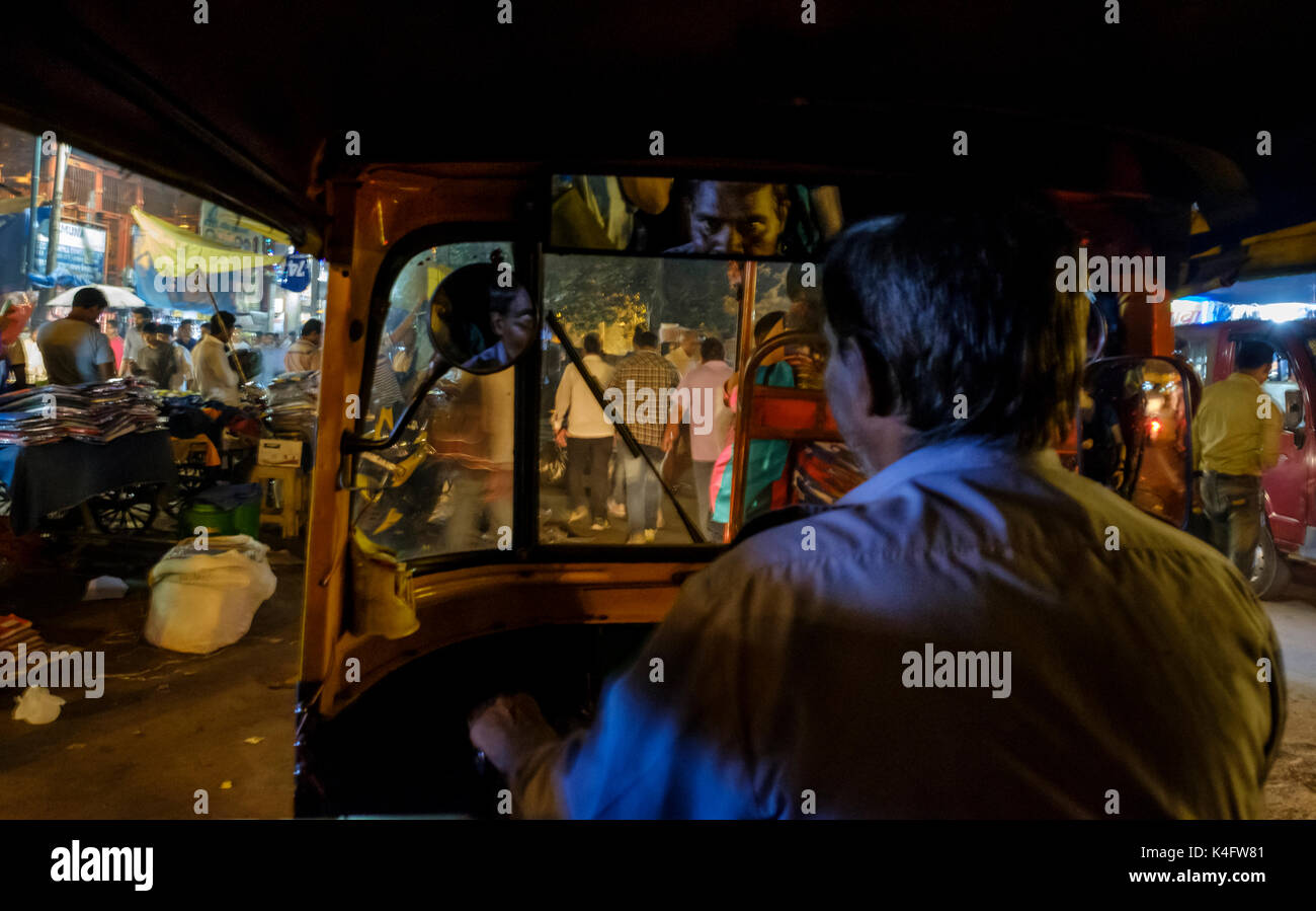 NEW DELHI, INDIEN - ca. Oktober 2016: Tuk Tuk Fahrer in den Straßen von Chandni Chowk in Old Delhi. Stockfoto