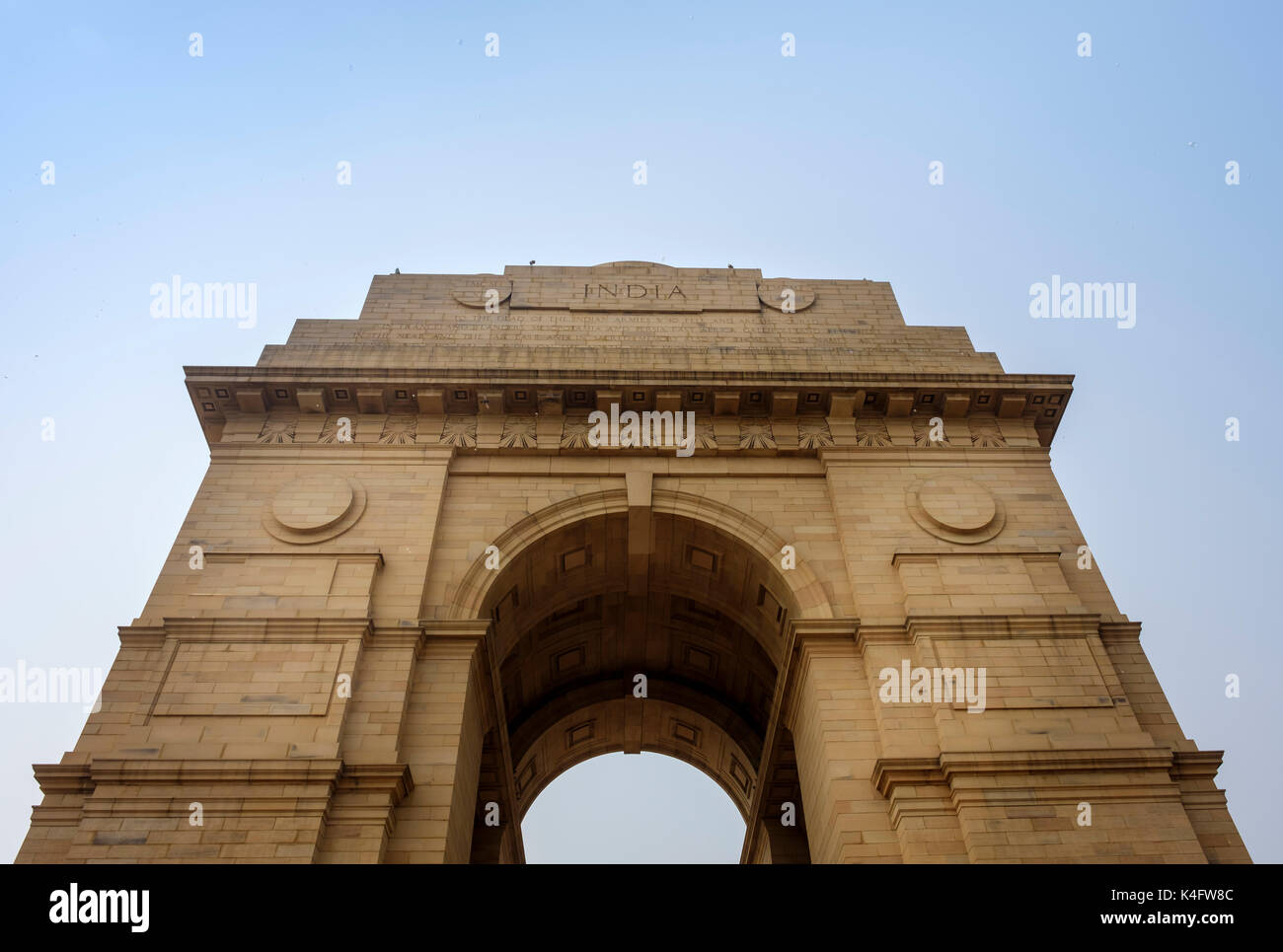 NEW DELHI, INDIEN - ca. Oktober 2016: Das India Gate, eine beliebte Touristenattraktion in Neu Delhi. Stockfoto