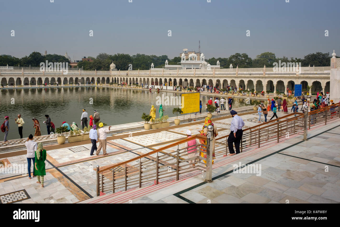 NEW DELHI, INDIEN - ca. Oktober 2016: die Menschen in den Pool der Gurudwara Bangla Sahi auch als Sikh Haus der Anbetung in Delhi bekannt zu verehren. Dies ist Oo Stockfoto