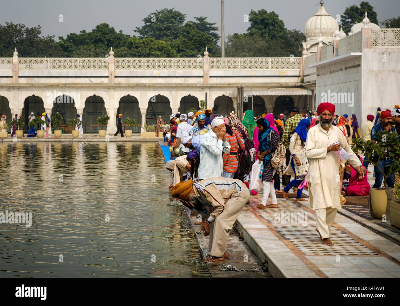 NEW DELHI, INDIEN - ca. Oktober 2016: die Menschen in den Pool der Gurudwara Bangla Sahi auch als Sikh Haus der Anbetung in Delhi bekannt zu verehren. Dies ist Oo Stockfoto