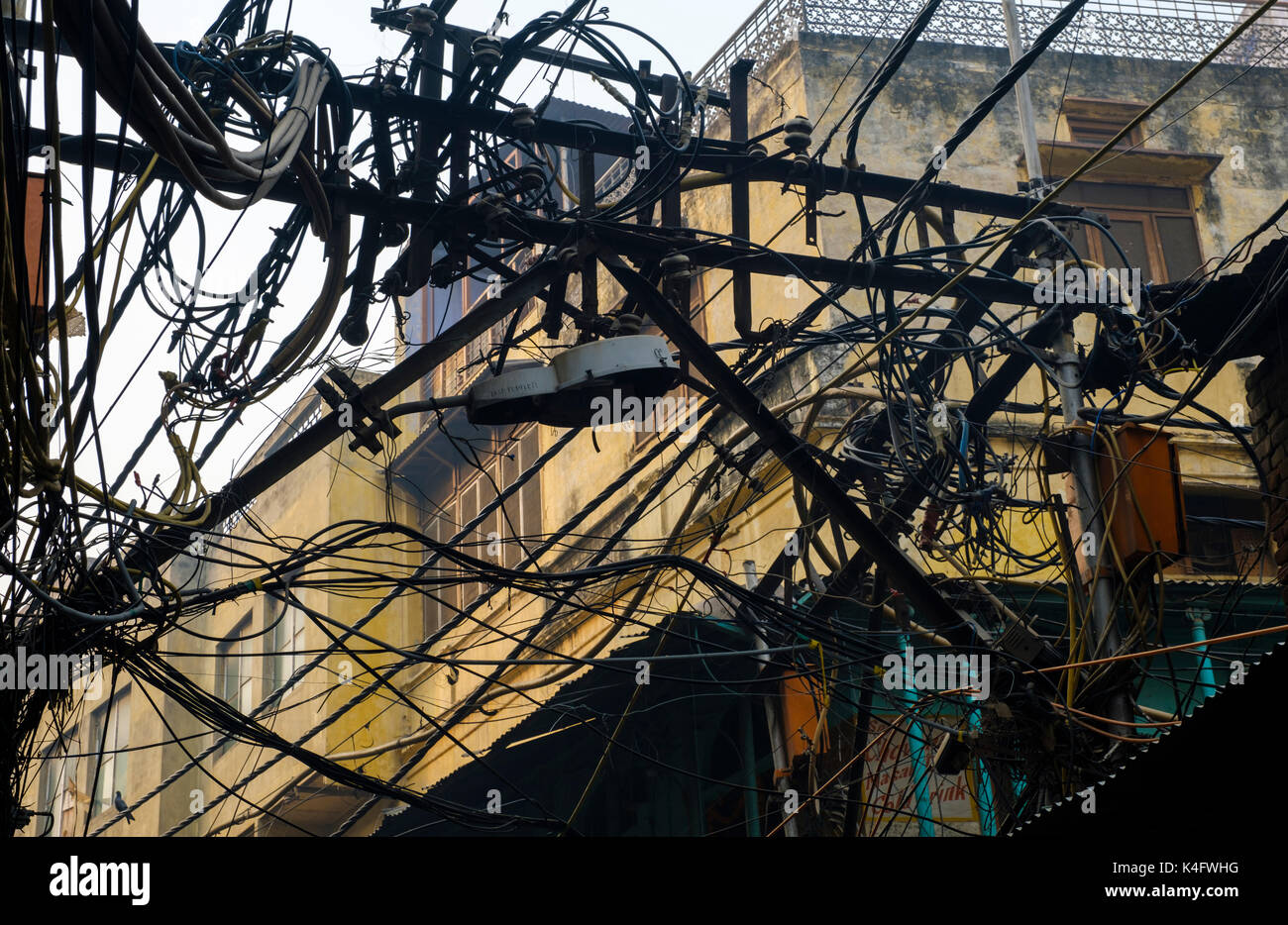 NEW DELHI, INDIEN - ca. Oktober 2016: Labyrinth der Kabel auf den Straßen von Old Delhi. Stockfoto