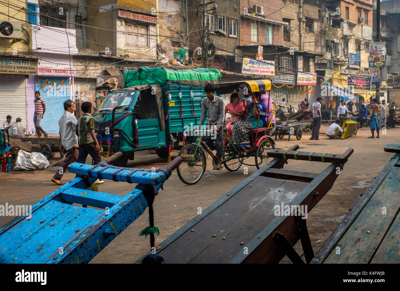 NEW DELHI, INDIEN - ca. Oktober 2016: Straße rund um das Spice Market und die Chandni Chowk in Old Delhi. Stockfoto