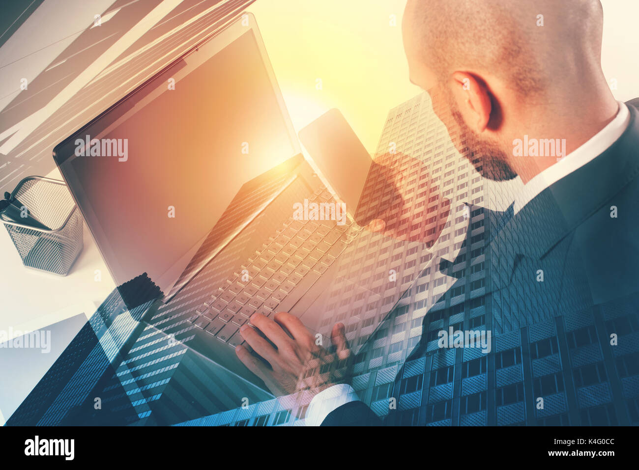 Unternehmer im Büro im Internet Netzwerk mit Laptop angeschlossen Stockfoto