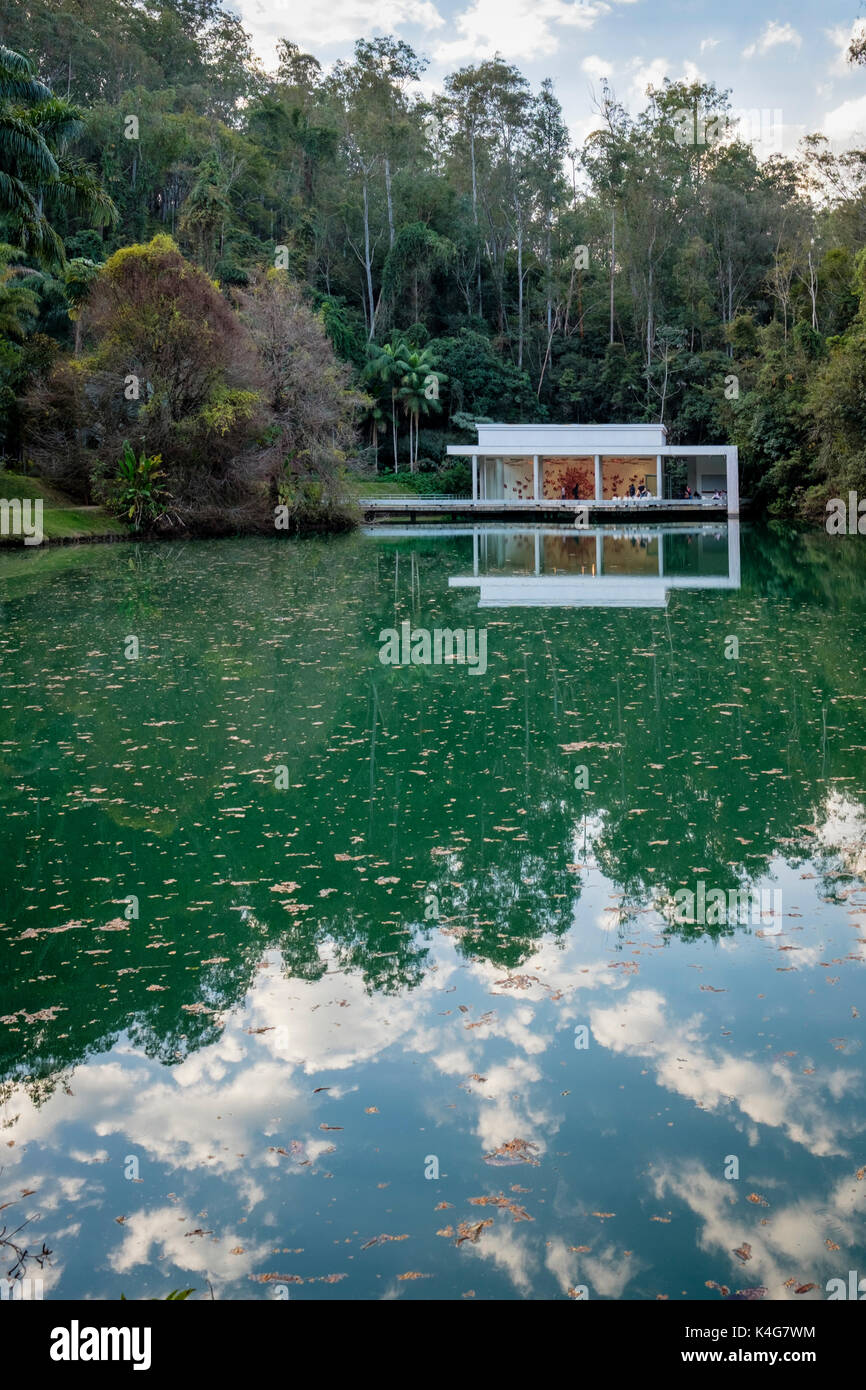 Wahre Rouge Galerie, by Tunga, an Inhotim Zentrum für Zeitgenössische Kunst spiegelt sich in einem See, Brumadinho, Belo Horizonte, Brasilien Stockfoto