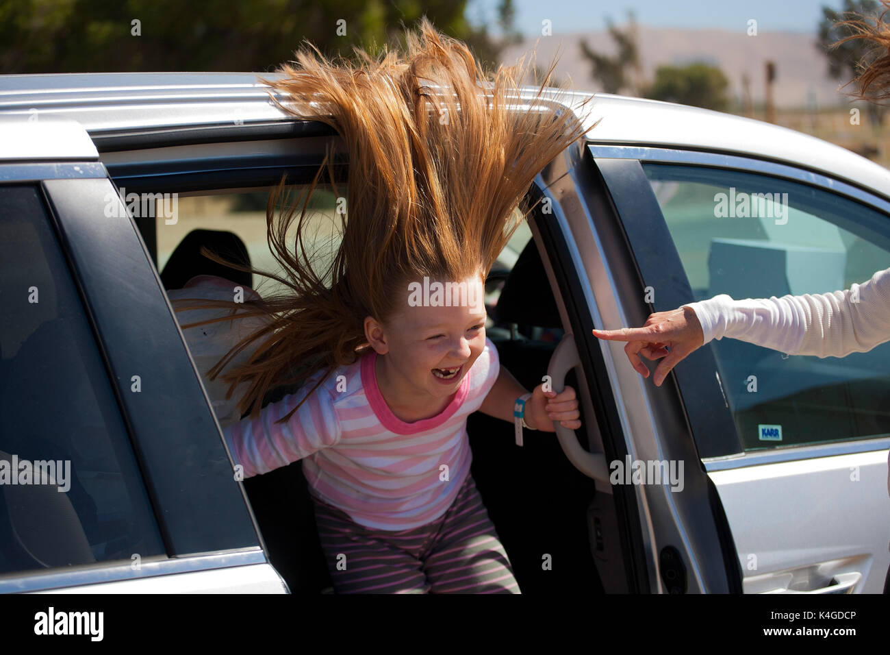 Eine Mutter und Tochter Erfahrung hohe Winde neben ihrem Fahrzeug in zentralen Kalifornien Stockfoto