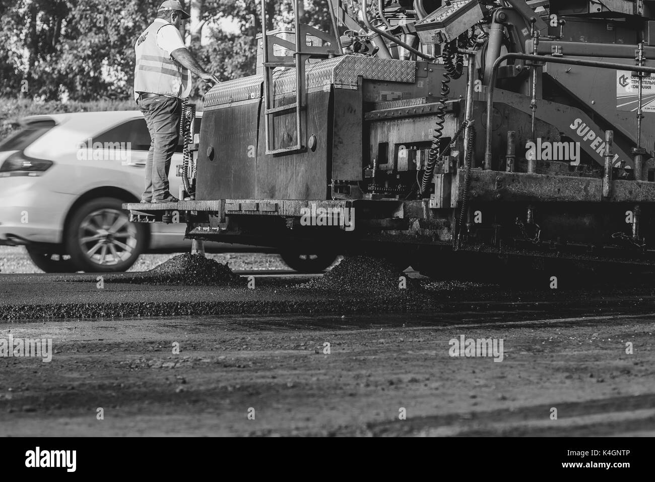 Russland, Novokuzneck, 14.08.2017: Festlegung von Asphalt in der Stadt mit einer Rolle Stockfoto