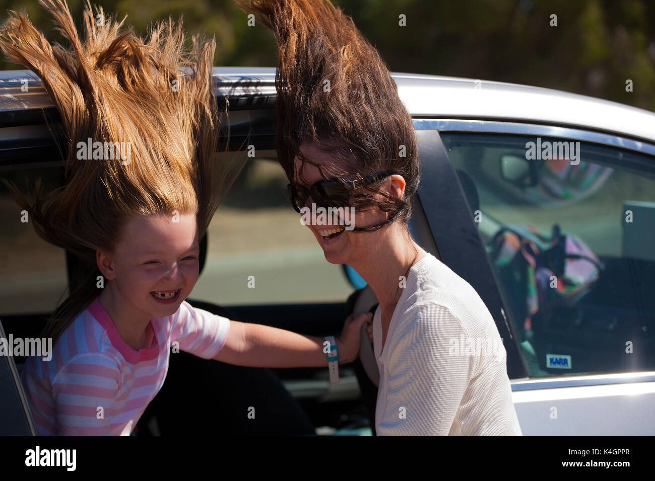 Eine Mutter und Tochter Erfahrung hohe Winde neben ihrem Fahrzeug in zentralen Kalifornien Stockfoto