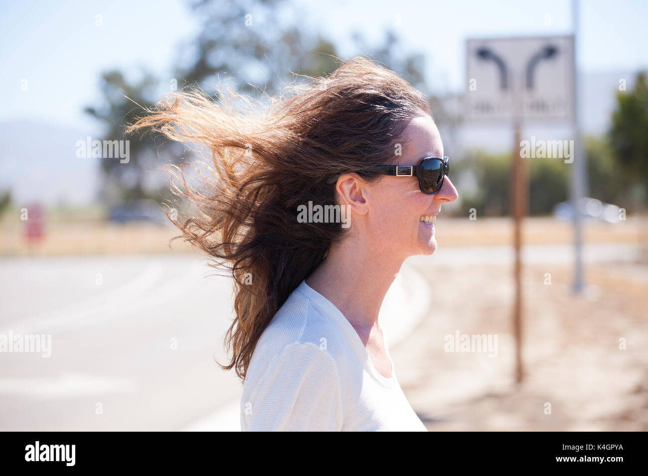 Eine Frau erlebt starke Winde in zentralen Kalifornien Stockfoto